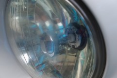 30エスティマのフォグランプHID施工 爪を加工して正規の位置になるようにしました。こうしないと正確な配光が得られません。簡単そうなHID取付ですが、実は性能を100%引き出すためには色々とノウハウがあるんです。