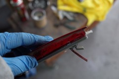  防水がホットボンドでされていました。一度取り付けして水が入り、殻割りして防水したという経緯のようです。リフレクターは非常に水が入りやすい箇所なので、殻割り後の防水にはかなり気を使う必要があります。 