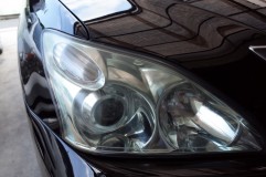 30系 ハリアーのヘッドライト加工 どれだけ車がピカピカでもヘッドライトがくすんでいては残念です。