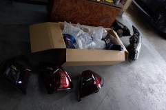 18クラウンアスリートのテールランプとフィットの外品テール修理 テールランプ3個同時にお持ち込みいただきました。