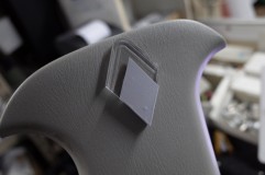  あとは発光ベースをネジで取り付けて
アクリル導光パネルを差し込めば完成
導光パネルは自由に交換できます。 