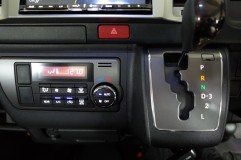 200系4型ハイエースのLEDエアコンパネル色替え(打ち換え)ホワイト化 パキッとしたホワイトに打ち換えしました。