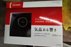 200系4型ハイエースのLEDエアコンパネル色替え(打ち換え)ホワイト化 Densoは何かの車種の純正なのかもしれません。ハイエースはもともとシングルホーンなので、配線とステーをダブルにして取り付けしました。