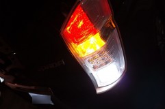 ステップワゴンの全LEDカスタム施工 この車のテールランプは外すのにかなりコツが必要です。下手をするとテールを割ってしまうこともあります。
