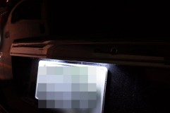 ステップワゴンの全LEDカスタム施工 ナンバープレートのユニットは約50%の確率で割れてしまいます。砂を噛んで固くなることと、プラスチックの劣化で固定具が割れてしまうのが原因ですね。