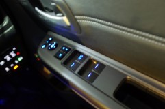 フリードの天井間接照明取り付け ドアパネルを外したついでにPWスイッチも打ち換えしました。