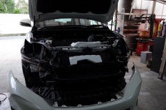 60系 ハリアーのシーケンシャルヘッドライトウィンカーの施工 車両からヘッドライトを外した模様。この車はバンパーの脱着にかなり気を使いますね。