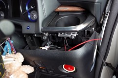 30ヴェルファイアのエアコンパネル一部LED打ち換え他室内イルミ施工 ドリンクホルダーにイルミ用5mm砲弾LEDを取り付けました。
