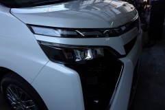 後期型80VOXYのエアコンパネル他スイッチ類のLED打ち換え 噂のヴェルファイアそっくりマスク。ヘッドライトはかなりデザインが変更されていますね。