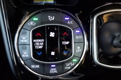 後期型80VOXYのエアコンパネル他スイッチ類のLED打ち換え 当然といえば当然ですが、マイナーチェンジなのでインパネ周りは前期と同じ。今回はインジケーターランプを青・紫・緑でインパクトを