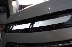 後期型80VOXYのエアコンパネル他スイッチ類のLED打ち換え アイラインのデザイン(発光方法)も変更されています。この加工を横から見たら端っこが暗く見えますが
