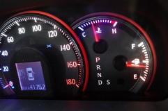 200系クラウンのオーディオパネルLED打ち替えとスピードメータ色変更 LEDは2個~3個で回路形成されているため、そこの部分は色替えが可能です。