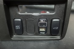  デリカのスイッチ類はもともと電球ですが
かなり形状が特殊で今回は基盤から制作しました。
直接基盤にはんだ付けしているのでムラもなくきれいに光っています。 