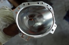 キャデラックエスカレードのヘッドライトカットライン変更 新品で60万円するというヘッドライトを加工して日本仕様にします。ついでに焼けて焦げてしまったリフレクターをリフレッシュします。外車で結構多い「光度不足」の原因はこのリフレクターの劣化とプロジェクターレンズの汚れ(白内障)です。