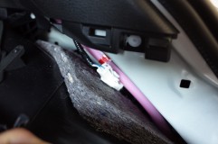 60系 ハリアーのシーケンシャルテール加工&インストール リアフェンダー内張りの中にコネクターがあるので、そこから外します。当方で加工したユニットはポン付けになっているので、このコネクターに繋ぎ変えて通線します。