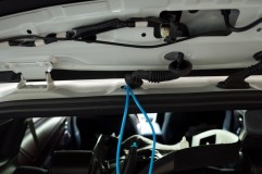 60系 ハリアーのシーケンシャルテール加工&インストール 左右のテールランプから来た線をゴムブーツの中を通します。