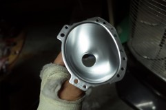 キャデラックエスカレードのヘッドライトカットライン変更 古い塗装をすべて落として耐熱メッキ塗装仕上げにします。