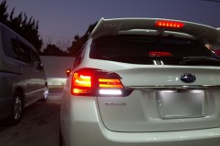 レヴォーグのテールランプユニットシーケンシャル加工&インストール ウィンカー状態でバックランプを入れると、フェンダー側はウィンカーのまま、ゲート側がバックに切り替わります。