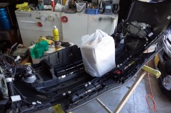 30プリウスのモデリスタエアロのデイライトPowerUPとUSデイライト取付 早速バンパーを外して持ち込みいただいたUSデイライトを取付。モデリスタデイライトも外して殻割します。
