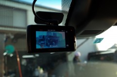 フリードのアクリルデザイン発光プレート取り付けとドライブレコーダー取り付け 先日の東名高速の事故以来、問い合わせの多いドライブレコーダーの取り付けです。いろいろな車種がありますが、今回はKenwood製の最新製品で、停車監視もできるタイプです。
