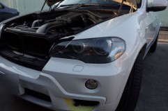 BMW X5のフォグランプHID化 意外にもこれまで作業したことがない車種でした。フォグへのアクセス方法がいまいちわからないのでネットで調べたところ・・・。