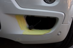 BMW X5のフォグランプHID化 いとも簡単に答えが出ました。カバーが外れるんですね~。そして内部には広大な空間があります。