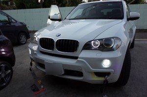 BMW X5のフォグランプHID化