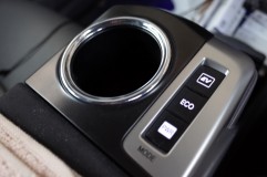  個々のスイッチを色替えする方も多いですが、今回は純正チックにホワイト統一としました。 