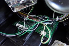 続いてLEDのコントロール基盤を探し出します。今回のメーカーは基盤が裸の状態です。これは水が入ったら瞬殺ですね～。 