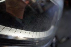  レンズの曇りがハンパないので、クリーニングを施工します。内側表面のクリア層が完全に禿げています。 