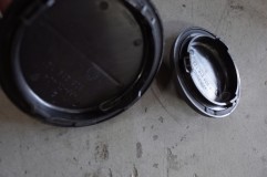 今回の犯人はこちらの裏蓋です。完全に水ジミが残っています。 
