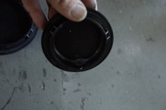  パッキンゴムが劣化でちぎれています。たぶんその部分から水が入った模様です。 