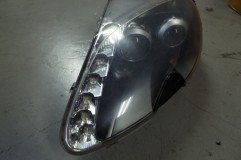 アストンマーチン V8 ヴァンテージのヘッドライトウィンカー修理 ヘッドライトは残念ながら完全接着タイプなので、カッティングで割ります。