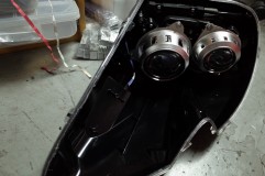 アストンマーチン V8 ヴァンテージのヘッドライトウィンカー修理 そして目的のウィンカー部を取り出します。