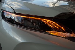 60系 ハリアーのヘッドライト流れるウィンカー施工・取り付け ウィンカー点灯でアイラインが消灯してシーケンシャル点灯。結構明るめのLEDを使っているので、純正ウィンカーなくても十分ウィンカーとして機能しそうです。