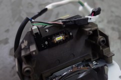  これがヘッドライト用のLED。第5世代と言われるLEDチップは明るさと効率はダントツで、30プリウスで採用されたLEDヘッドライト（第2世代）から比較すると、倍以上の効率となっているそうです。 