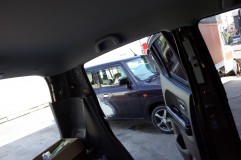 モコのアクリル間接照明施工 サイドエアバッグなしの車両はピラーカバーは簡単に外れます。