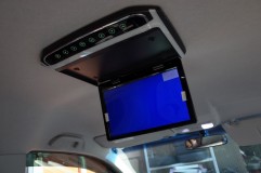 RKステップワゴンのフリップダウンモニター取り付け こんな感じです。こちらのフリップダウンモニターは自分の車にも取り付けしている10インチワイドのHDMI入力対応モニターです。12インチ、15インチもラインナップされていますが、重量やモニターとの距離を考えても車両にはこの10インチが丁度いいです。今回はKenwoodナビが対応していませんでしたがHDMIで映像を映すと、めちゃめちゃきれいに映りますよ。国産メーカーの1/5で買える値段もGOOD。