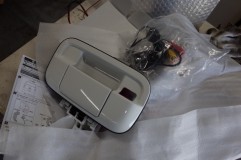  今回取り付けるキットです。カメラ用の穴が空いており、裏からステーで固定するようになっています。カメラは純正品は高いので中華製の汎用品を加工。 