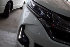  こちらの縦のラインデイライトを加工します。 