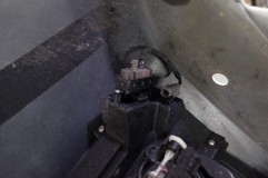  早速バンパーを外してデイライト裏を観察します。 