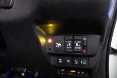  LEDの色替えは室内のコントローラーを使って操作できますので、外側の状態が把握できるようにLEDを設置しています。 