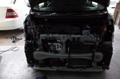  早速バンパーを外してヘッドライトを外します。最近のダイハツ車はバンパー外すのにちょっとコツが入ります。昔ながらのやり方で外すとエライことに…。 