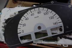 モコのスピードメーター文字盤交換 まずは針を外して文字盤を取り出します。