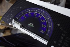 モコのスピードメーター文字盤交換 そして今回取り出す文字盤のメーターです。パッと見て文字盤の大きさはほとんど一緒。