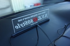 レーザー加工ではなく、アクリル板にステッカーを貼り付けているタイプです。 