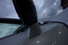 L1型レクサスGSのLEDカスタムチューン ウェルカムランプ交換にはこのミラーカバーを外す必要がありますが、寒い日に施工すると大抵中の爪が割れてしまいます。お客様に事情説明して延期を希望しましたが、枚方からお越しいただいているので、是非施工したいとのことでヒートガンで温めながら作業しました。それでも中の小さな爪が割れてしまいました。ネジで固定する部分だったので問題ありませんでしたが、やはり寒い季節は怖いですね。
