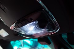 マセラッティ ギブリ のLEDカスタム 室内灯ユニットは大抵爪を外して引っ張れば取れますが、相手が高級車だとなかなか思うように行きません。気合と根性が必要です。