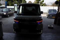 タントのシーケンシャルウィンカー後のマイナーチェンジ ウィンカーとしての明るさもお墨付きを頂きました。十分これだけでいけるということで、ノーマルウィンカーは撤去いたしました。
