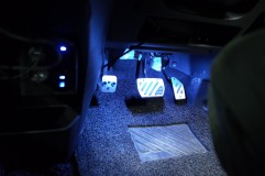  足元はアクアブルー（LEDパラダイス製）。LED3発の商品でしたが明るさはかなりのものでした。 